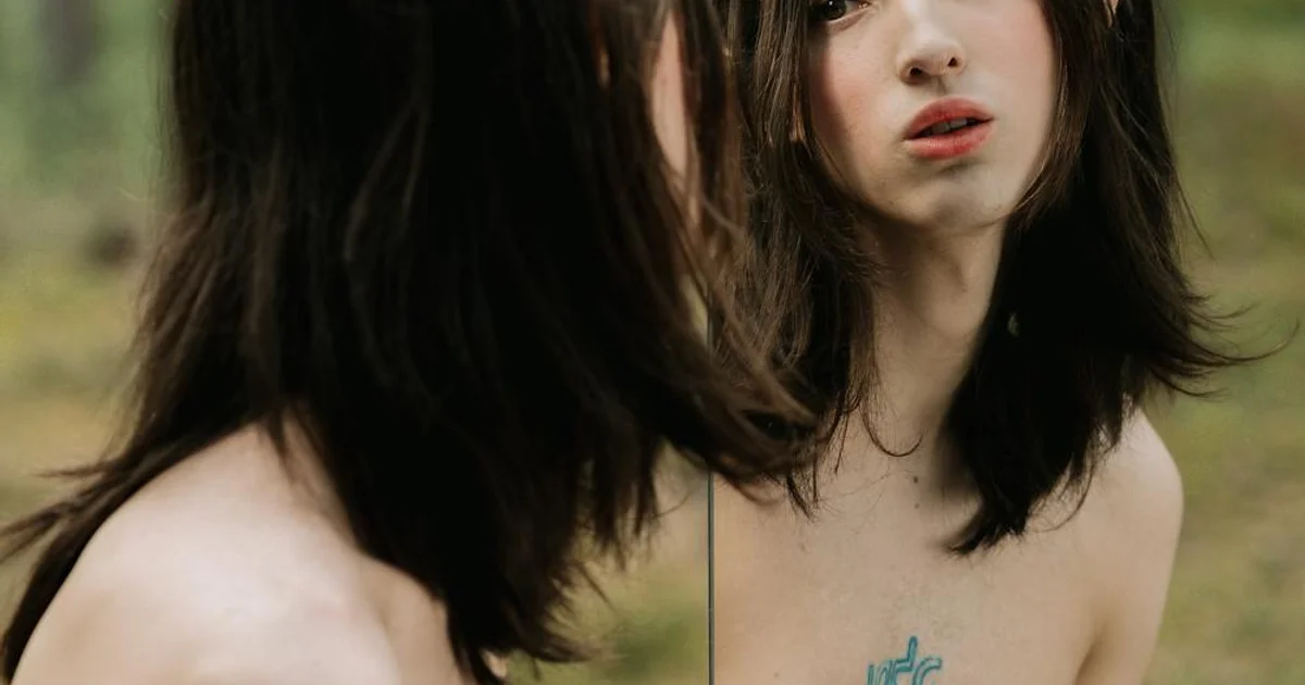 Person looking at their reflection — illustrating the concept of French reflexive verbs